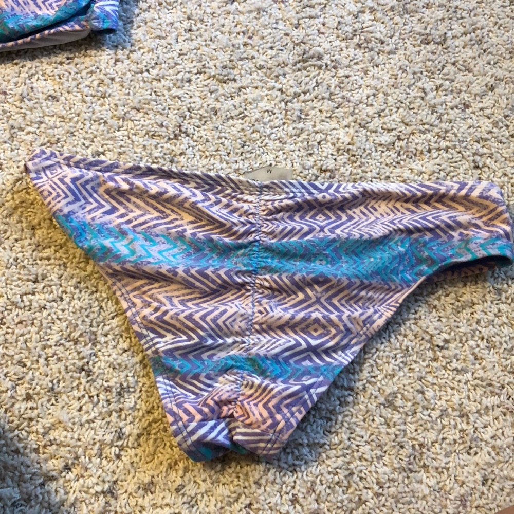 Bikini - Picture 3 of 5